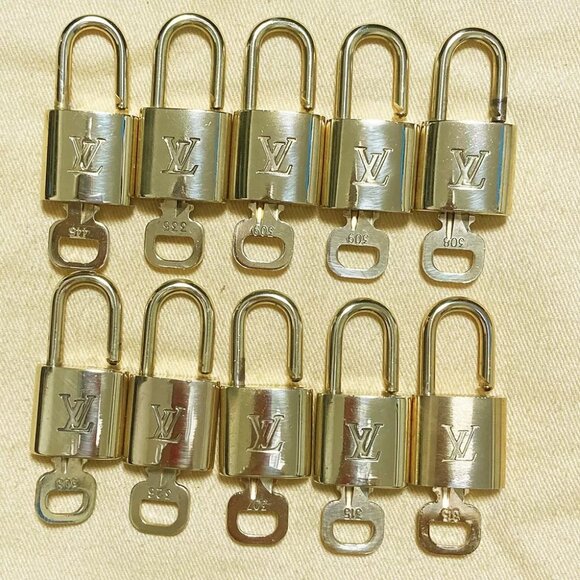LOUIS VUITTON LV 10 SET PADLOCK KEY CHARM CADENA GOLD-PLATED FRANCE 37PDA112